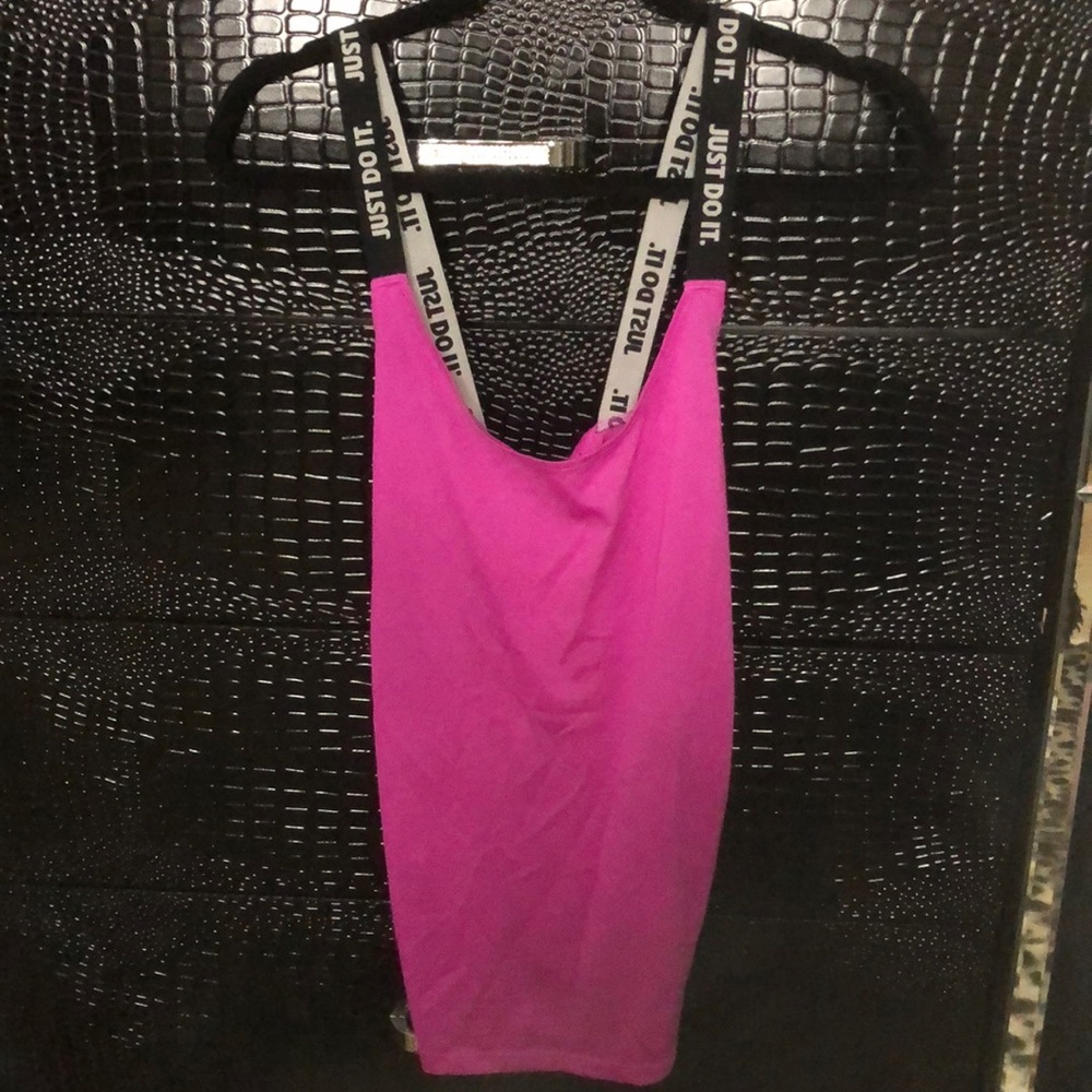 Nike women’s racerback tank top. Mesh detailing on the sides at underarms.
